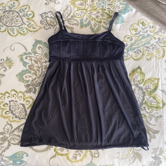 Lululemon tank top size 6 or 8 - Picture 8 of 9